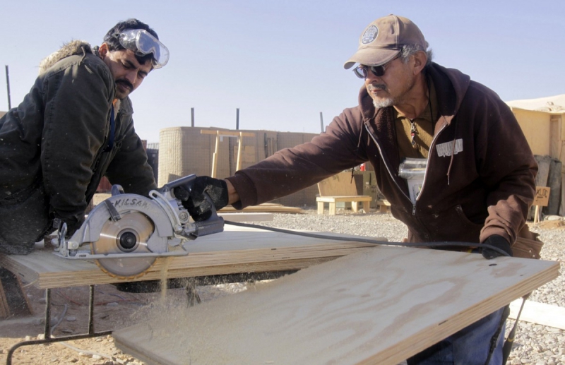 charpentier-LE BOURGUET-min_men_working_construction_sawing_wood_building_marines_workers_equipment-1064481