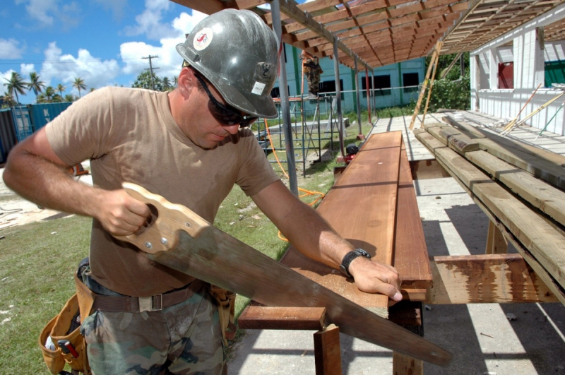 charpentier-LE BOURGUET-min_worker_construction_building_carpenter_male_job_build_helmet-893290